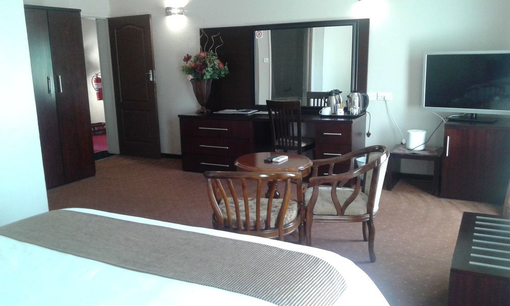 Adansonia Hotel ฟรานซิสทาวน์ ภายนอก รูปภาพ